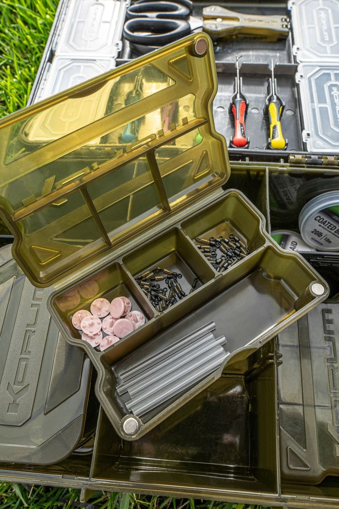 https://willyworms.co.uk/cdn/shop/products/korum-bits-blox-new-promoted-arrivals-rig-tackle-boxes-terminal-willy-worms-991.jpg?v=1674677998